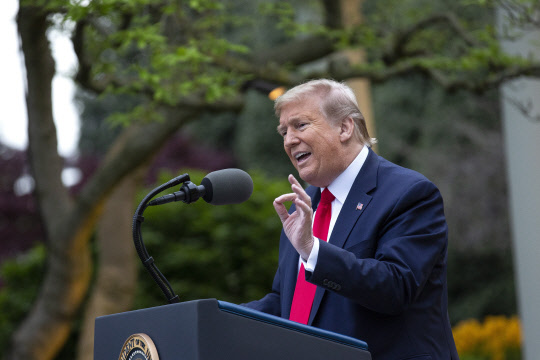 도널드 트럼프 미국 대통령이 14일(현지시간) 백악관 로즈가든에서 열린 신종 코로나바이러스 감염증(코로나19) 태스크포스(TF) 언론 브리핑에 참석해 연설하고 있다. 트럼프 대통령은 이 자리에서 세계보건기구(WHO)에 대한 자금 지원을 중단할 것을 지시했다고 밝혔다. [EPA=연합뉴스]